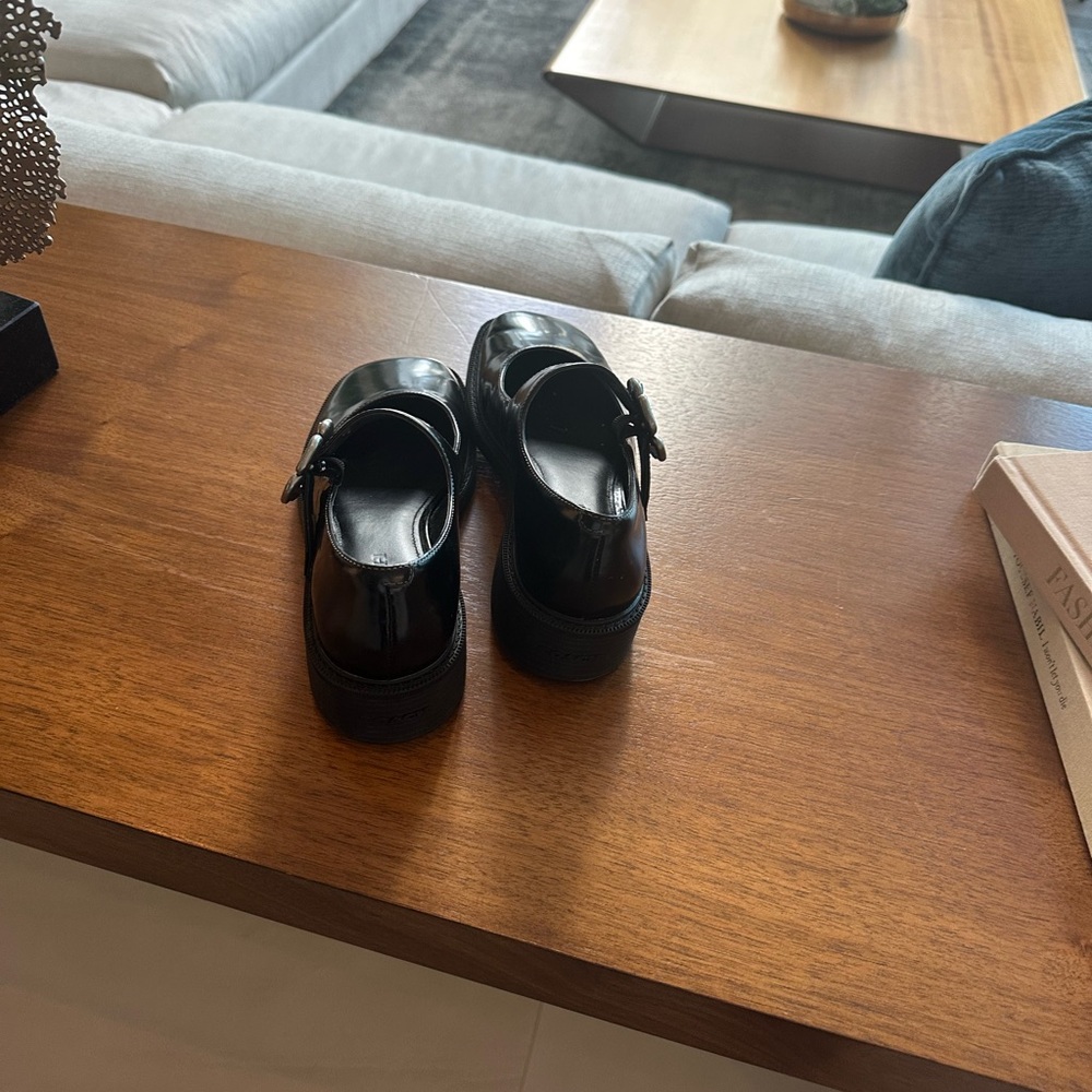 Coach Black Patent Leather Mary Jane Shoes Regular sz 8, size runs small